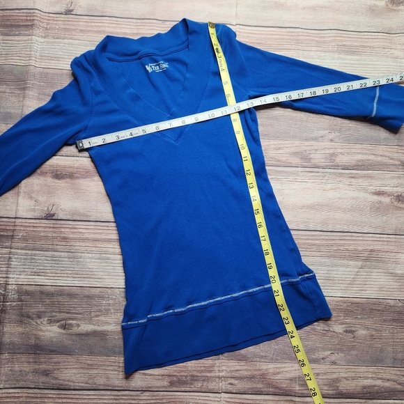 5/$15 Tee Shop Blue V Neck Y2K Shirt Top - Picture 5 of 9